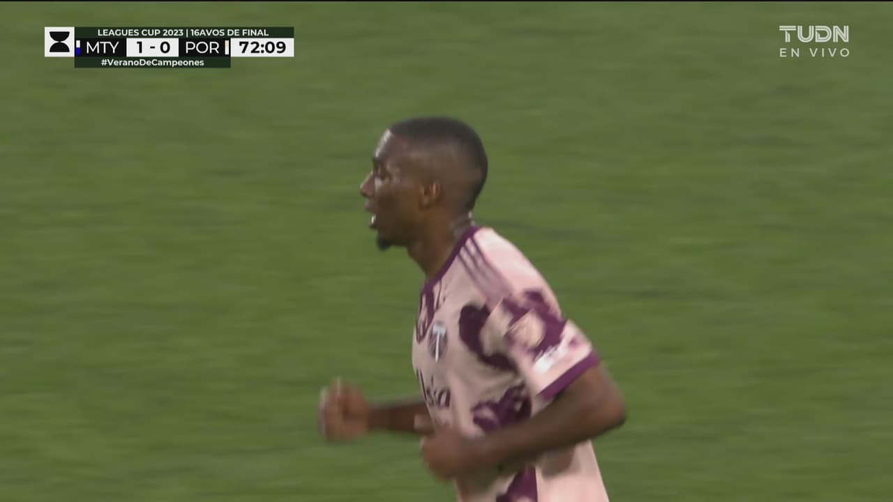 Quiso hacerla de chilena pero el balón se le movió demasiado