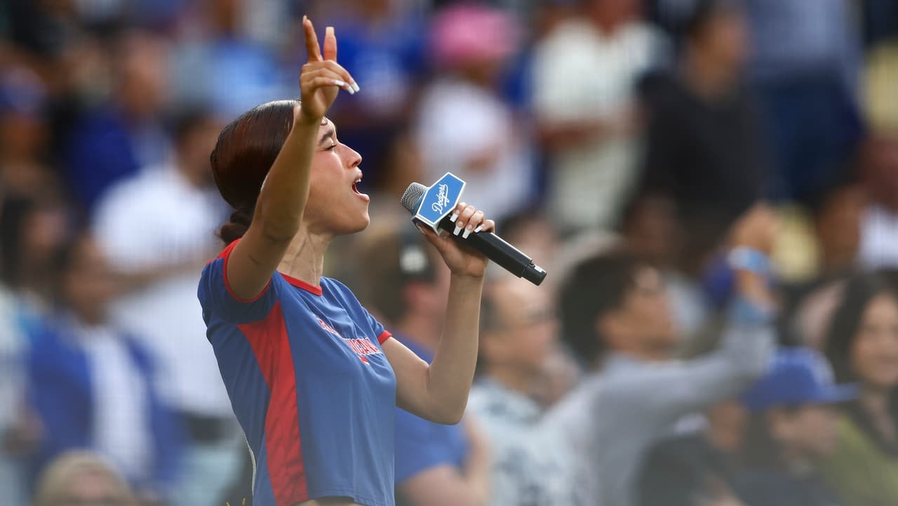 Nezza canta en español el himno de EE. UU. en el Ayuntamiento de Los Ángeles tras polémica con Dodgers