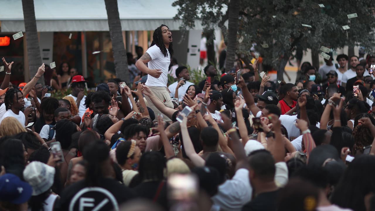 Otra noche de caos en Miami Beach en medio de las vacaciones de Spring Break