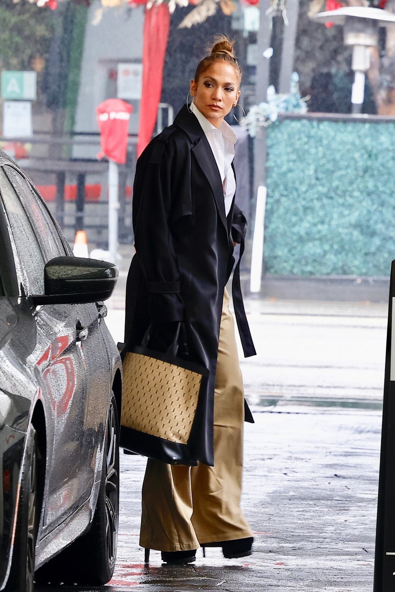 No queda claro qué tipo de tratamiento se hizo en la cara, pero se le vio feliz tras dejar las instalaciones. 
<br>