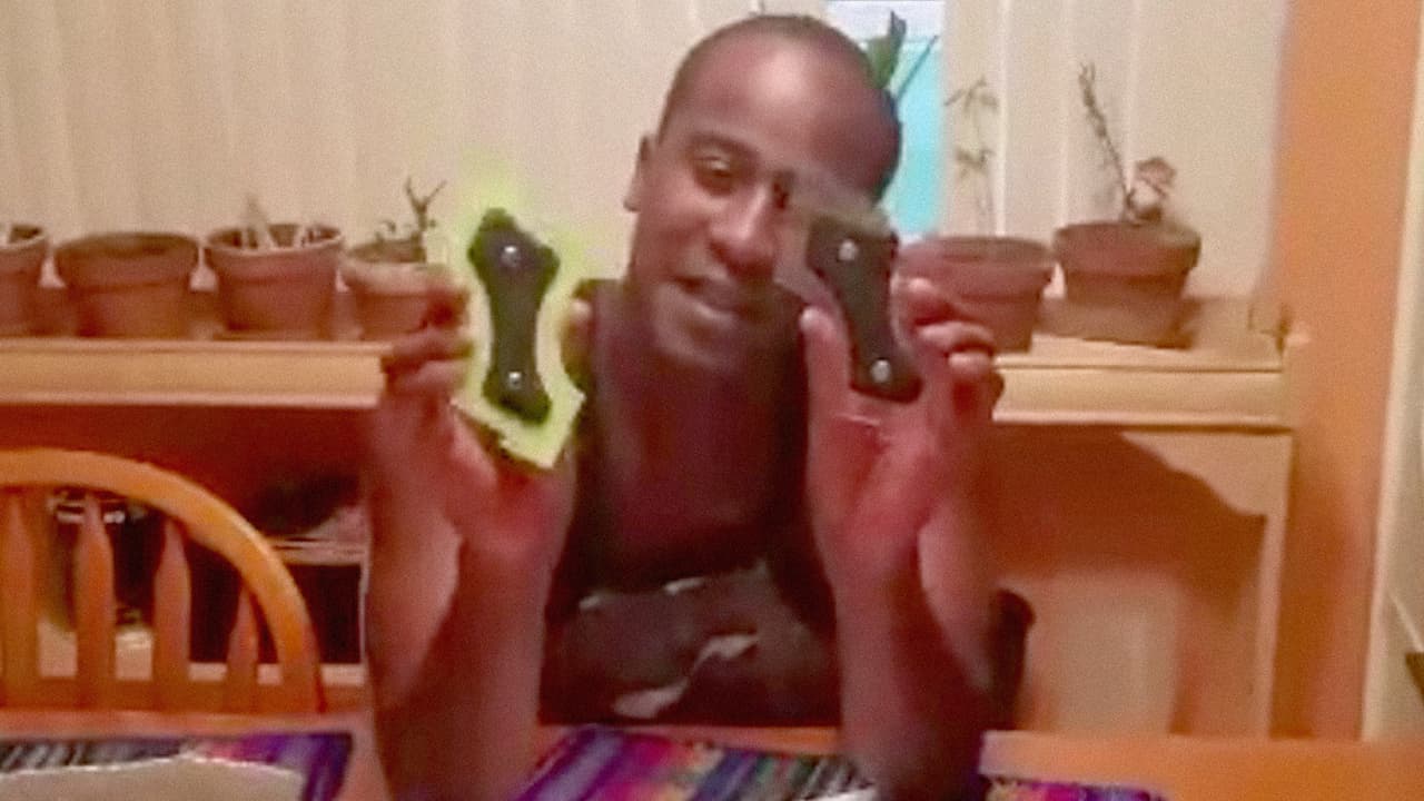 Joshua Esnard con el primer lote del Cut Buddy. Empezó casi en su totalidad con dinero proveniente de su tarjeta de crédito.