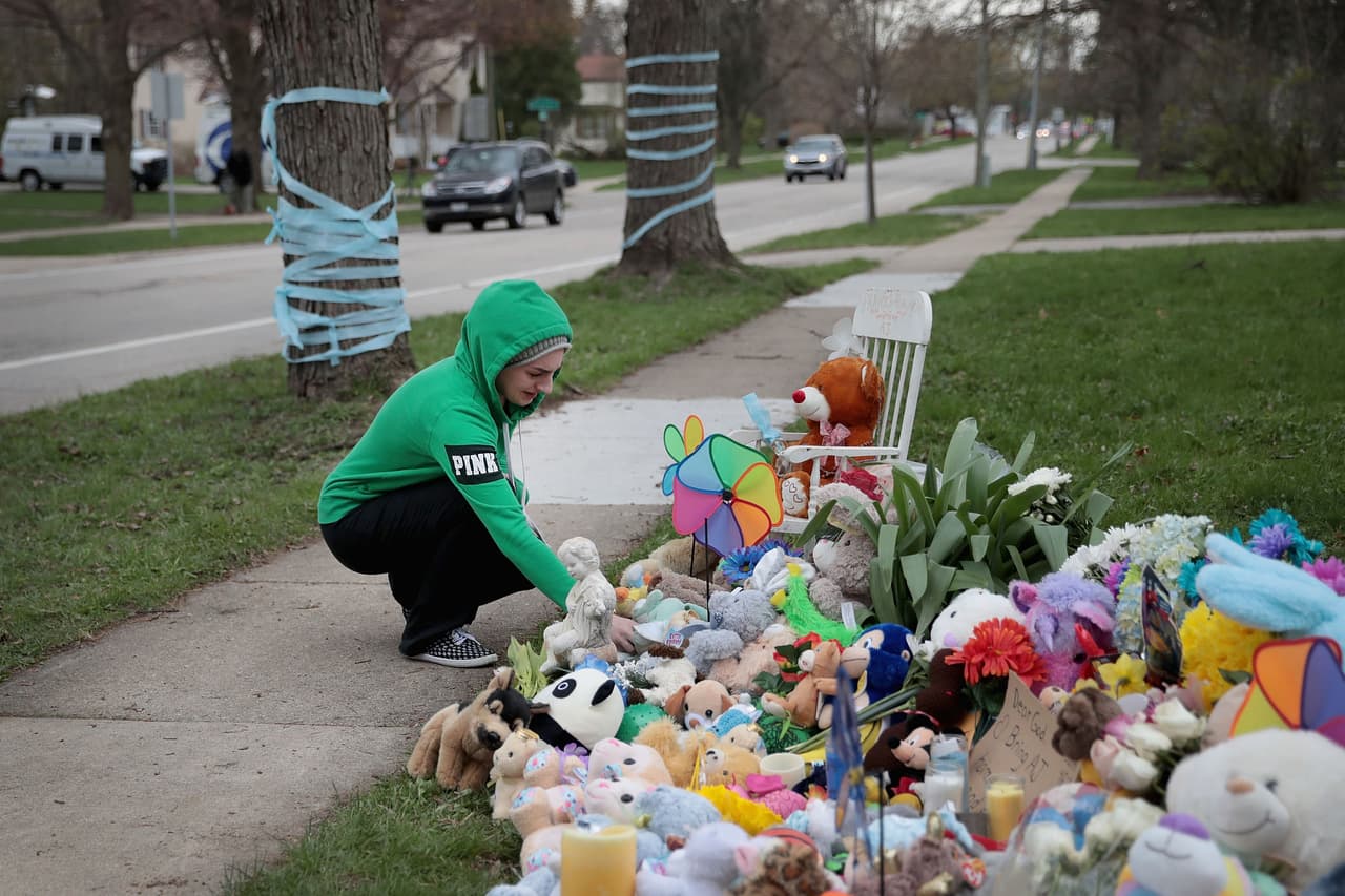 Después de que una intensa búsqueda en los bosques cerca de la casa de la familia, los detectives comenzaron a ver a los padres como sospechosos porque dejaron de cooperar con
<b><a href="https://www.univision.com/local/chicago-wgbo/le-fijan-fianza-de-5-millones-a-cada-uno-de-los-padres-de-aj-freund">las investigaciones.</a></b>