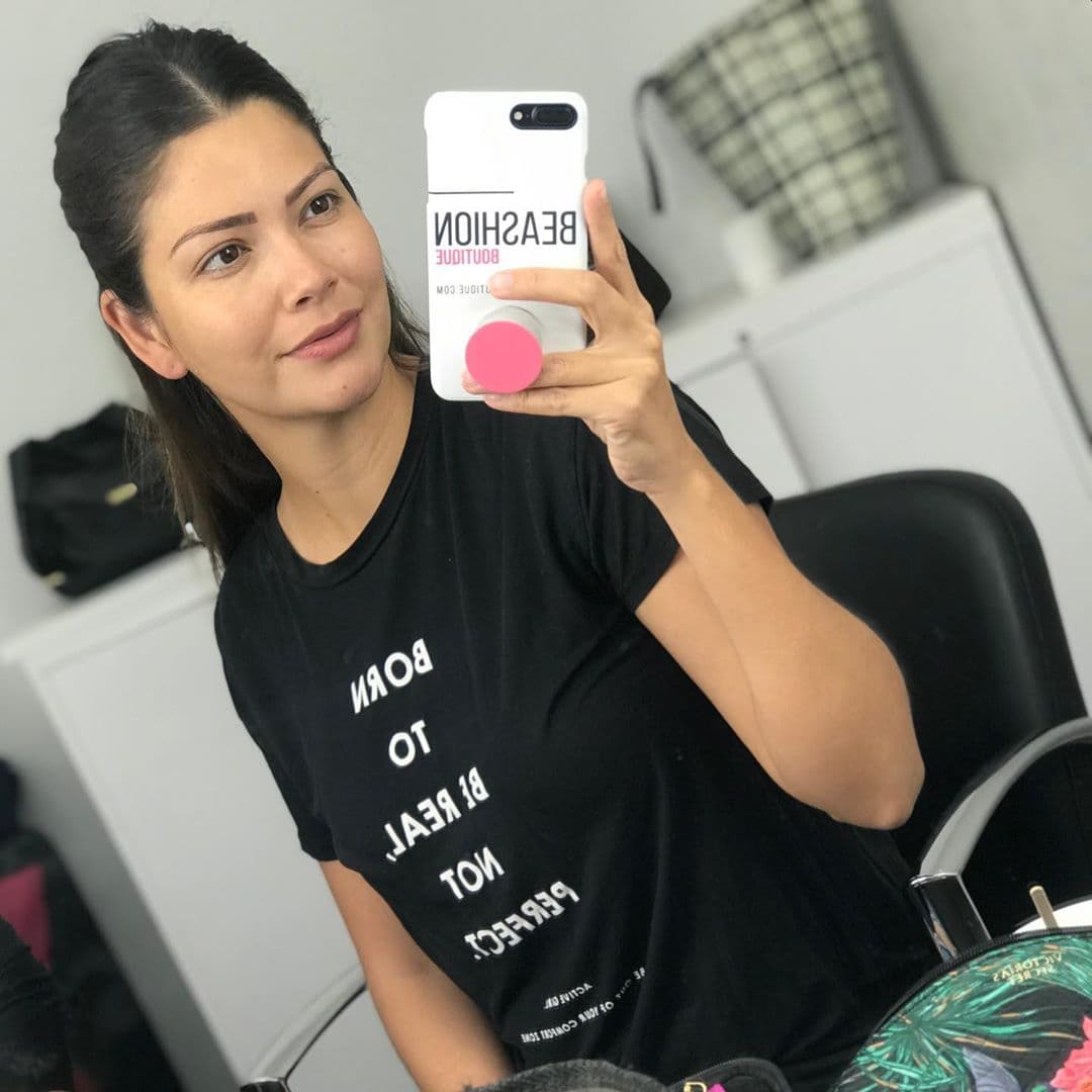 Junto a una foto ‘al natural’ escribió lo siguiente: “Yo recién levantada antes de emperifollarme para Despierta América”.