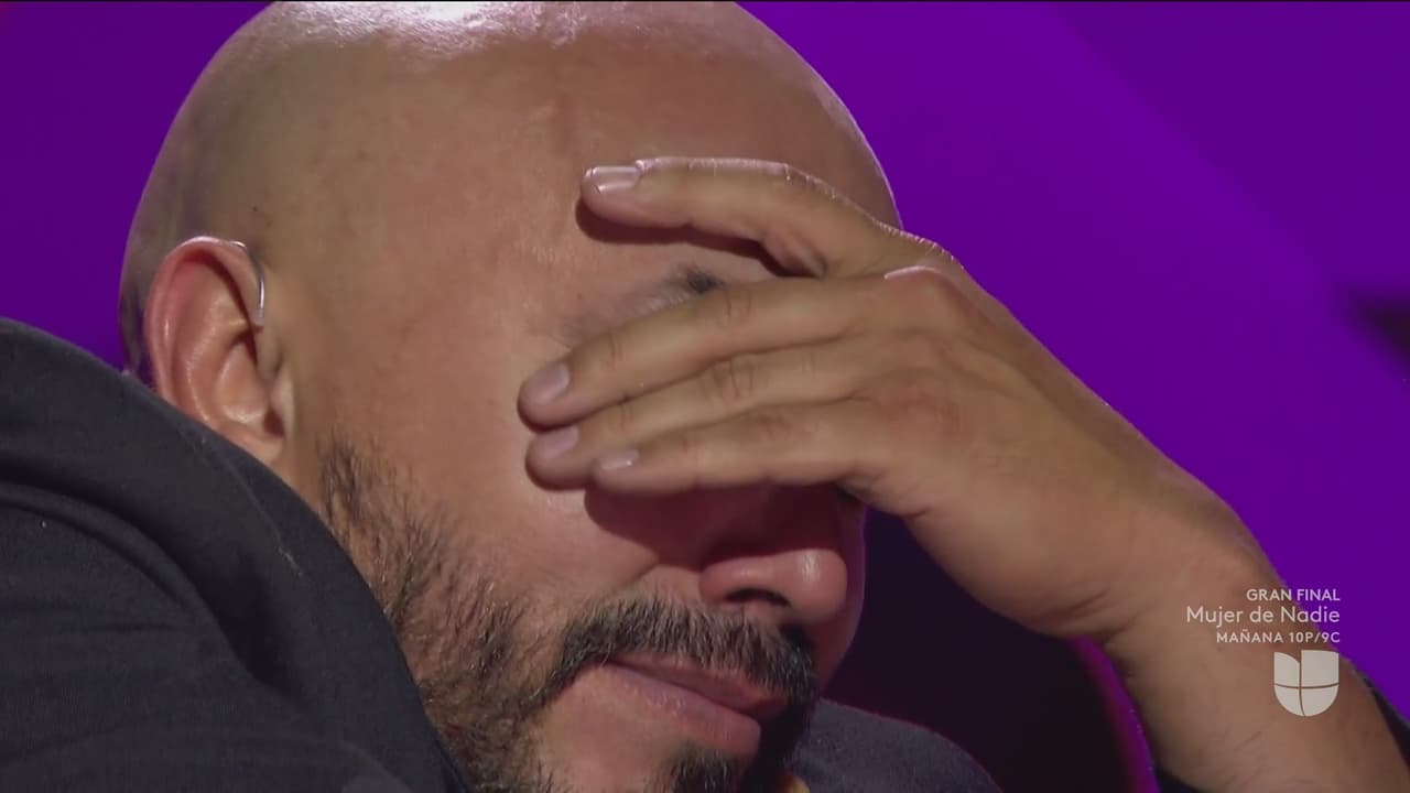 El juez se emocionó hasta las lágrimas y aunque no quiso ahondar en el tema, se cree que el tema le recordaba a su hermana fallecida, Jenni Rivera.