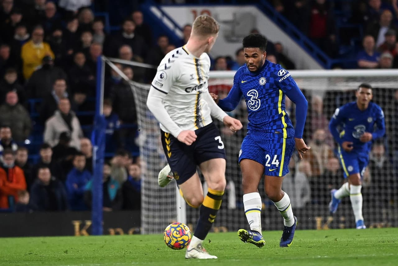 Chelsea y Everton empatan 1-1 en Stamford Bridge. Mason Mount abrió el marcador para los 'Blues', pero Jarrad Branthwaite igualó el encuentro y reparten puntos durante la J17 en la Premier League. Los de Tuchel se alejan de la cima y ya son terceros en la tabla.