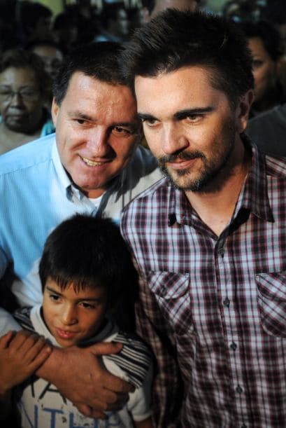 Según datos de diferentes organismos de Medellín, no menos de 1,600 personas han muerto este año y 2,266 han tenido que abandonar sus hogares por la guerra de pandillas vinculadas al narcotráfico que se disputan el control del territorio, sobre todo en las comunas, barrios pobres ubicados en las laderas que bordean la ciudad.