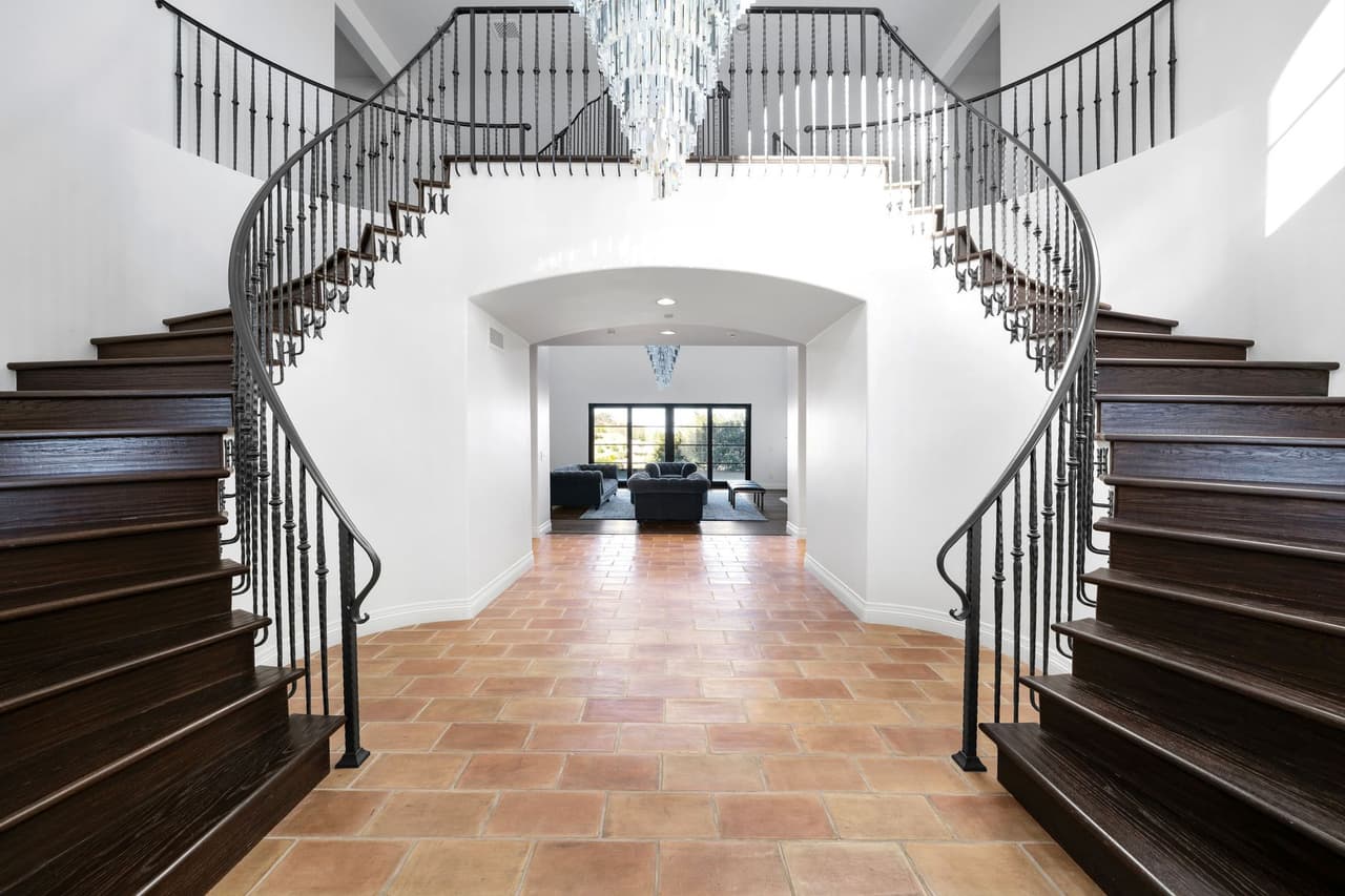 En el interior hay un vestíbulo con dos escaleras curvas.