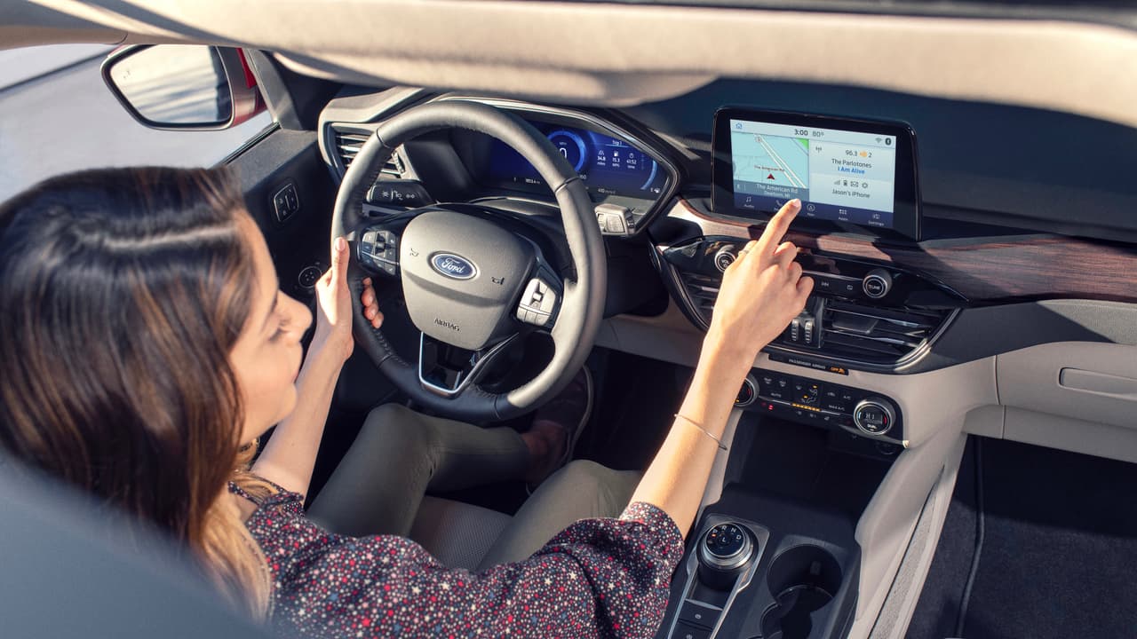 El sistema SYNC 3 en la Ford Escape 2020 ofrece compatibilidad con Apple CarPlay, Android Auto, Alexa y la navegación de la plataforma Waze de Facebook, la cual sin excepción prefiero a cualquier 
<b>sistema de navegación </b>que ningún fabricante ofrezca de fábrica.