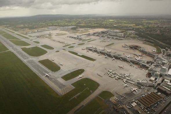 Heathrow ha pedido a los pasajeros que se pongan en contacto con sus aerolíneas para conocer la situación de sus vuelos.
