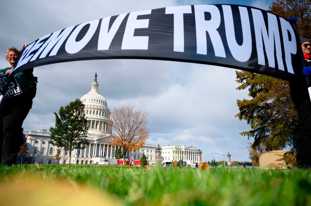 Testimonios "liberados" y un embajador que recupera la memoria: una semana clave en el 'impeachment' a Trump