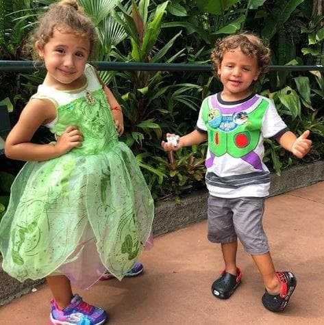 La pequeña ha demostrado que no solamente es muy parecida físicamente a su mamá, también
<b><a href="https://www.univision.com/famosos/con-solo-7-anos-la-hija-de-angelica-vale-hace-su-primera-aclaratoria-a-la-prensa-mientras-hablaba-de-su-futuro-fotos">heredó el talento para las artes escénicas</a></b>, pues es común verla bailando y cantando en las redes sociales.