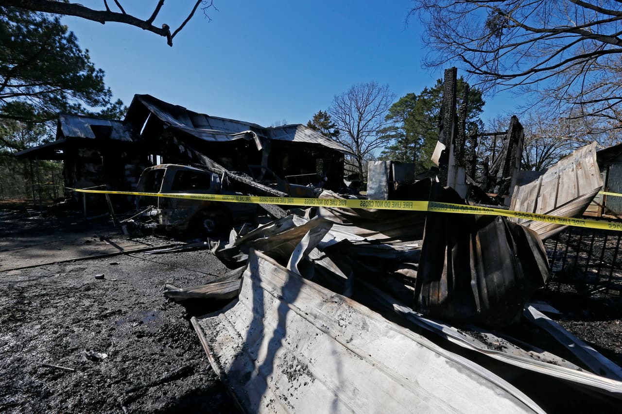 Una mujer de 33 años y sus seis niños, de entre 1 y 15 años, fallecieron cuando se incendió su casa en la madrugada del sábado.