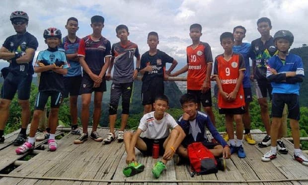 El equipo de fútbol de los Jabalíes Salvajes que fue hallado vivo en una cueva en Tailandia.