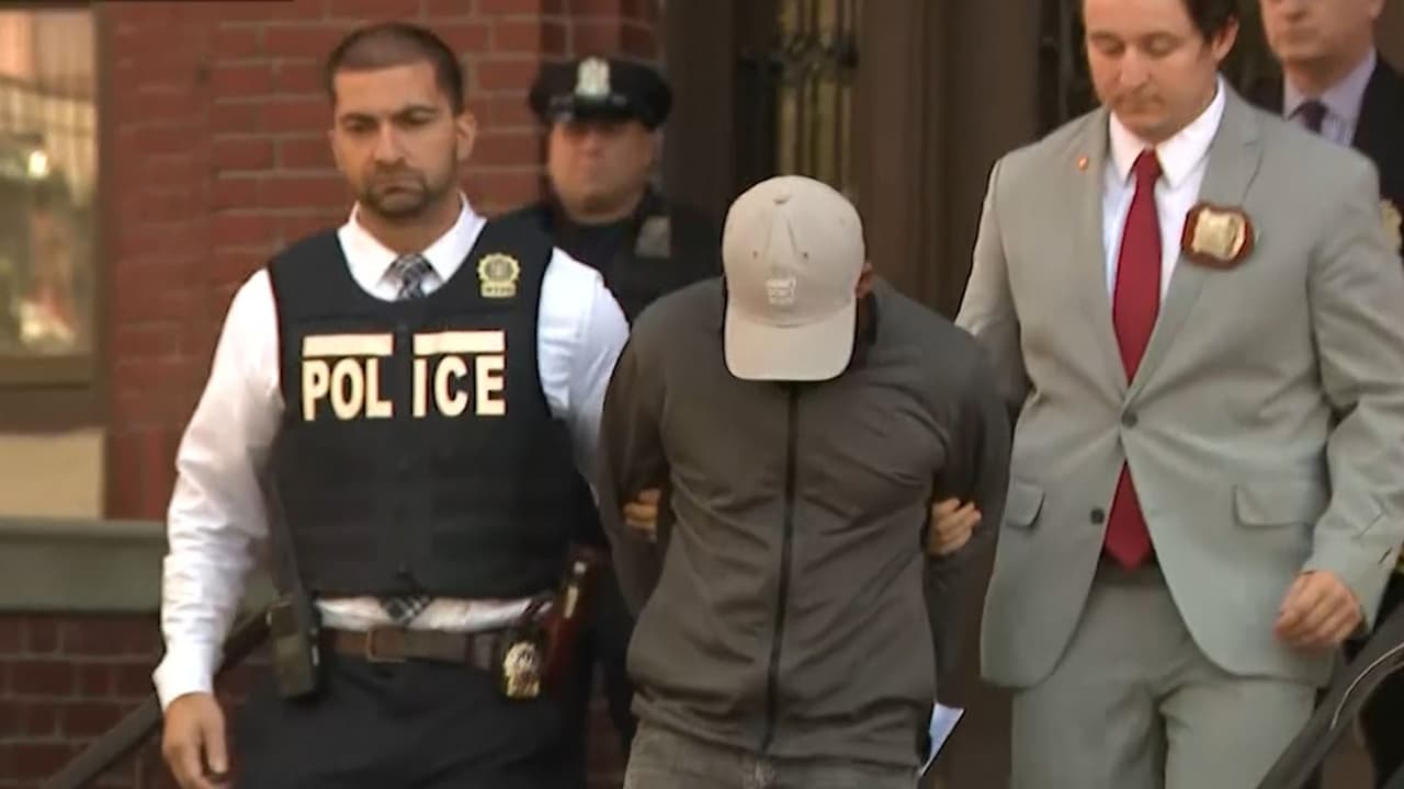 Ambos enfrentan cargos criminales que incluyen
<b> asesinato, homicidio involuntario y agresión</b>.