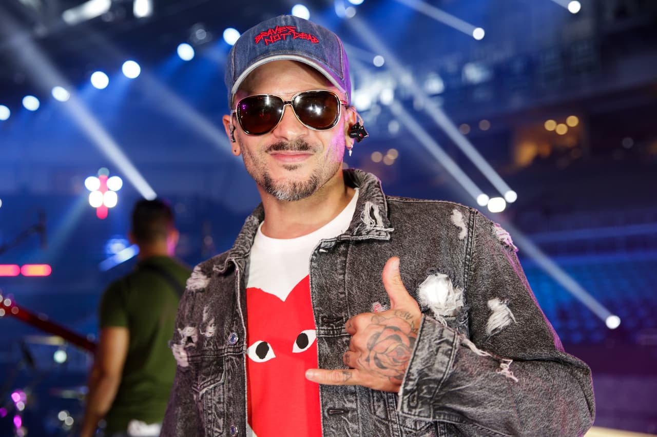 Para los ensayos eligió un look fresco y cómodo: chamarra negra de mezclilla, gorra y gafas oscuras.