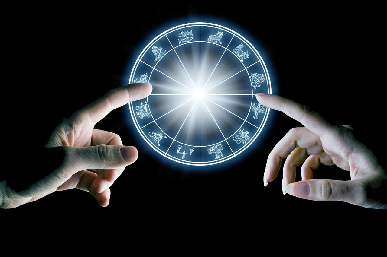 Las aplicaciones del conocimiento astrológico son muy variadas y dependen de las necesidades de cada uno. Debido a que cada persona es una entidad muy compleja, no se puede esperar que una interpretación del mapa astral vaya a abarcar la totalidad del carácter, y eso menos si no se conocen las circunstancias particulares del individuo.