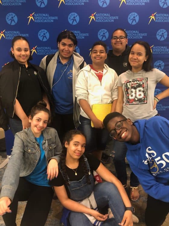 El equipo de debate en español de M.S. 50 en el torneo de debate nacional en Texas este verano.