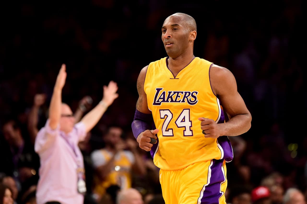 Fuentes policiales mencionaron que alguien llamó para amenazar con disparar al lugar porque un comediante programado para actuar ahí bromeó con la muerte de Bryant.