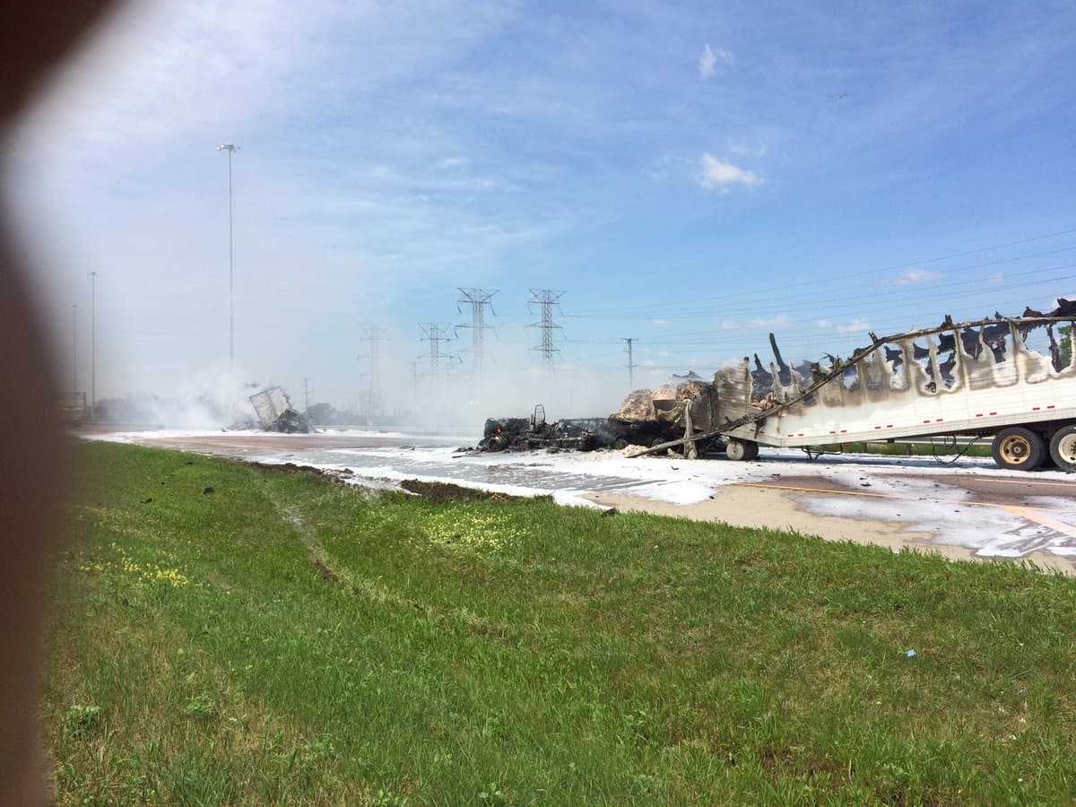 De acuerdo con la policía del estado de Illinois uno de los semirremolques transportaba materiales peligrosos.