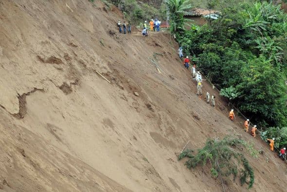 En el momento del derrumbe, las viviendas de la zona ya habían sido desalojadas, pero decenas de personas se encontraban en la carretera haciendo un transbordo entre dos autobuses.