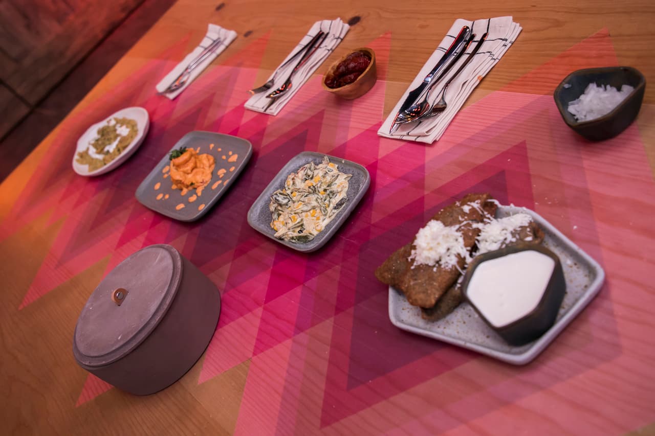 La familia Gudiño elaboró camarones al chipotle, chicharrón en salsa verde, quesadillas y rajas con crema. Los jueces fueron enérgicos con los integrantes, nuevamente se quejaron por lo picoso de su comida y lo repetitivo de los ingredientes. "No es válido lo que nos dijeron. El reto era hacer algo que recordara a nuestra familia, nuestros recuerdos, por eso preparamos eso", señaló molesto Farid.