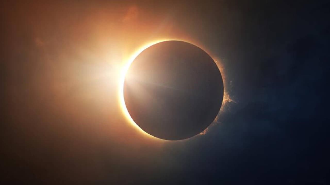 Para poder ver el
<b>eclipse solar</b> se requiere de protección ocular adecuada como visores solares o gafas de eclipse, que ayudan a evitar lesiones en los ojos. Si no cuentas con alguno y quieres apreciar el fenómeno astronómico, en estos eventos lo podrás hacer de manera segura y gratuita.