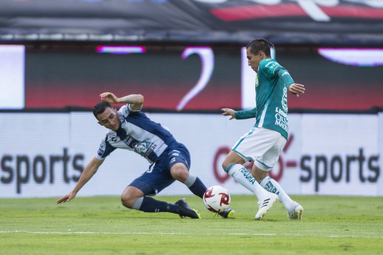 León sabe aprovechar los errores de los tuzos, pero la defensa del Pachuca cierra los espacios de manera extraordinaria.