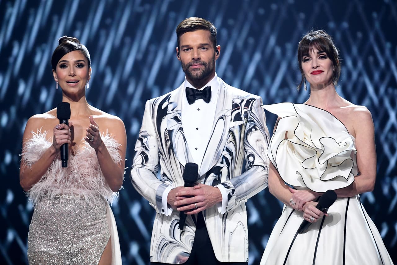 Para el inicio de la gala, 
<b>la primera que conduce</b>, la actriz de 43 años lució este hermoso vestido, con una flor en la parte superior.