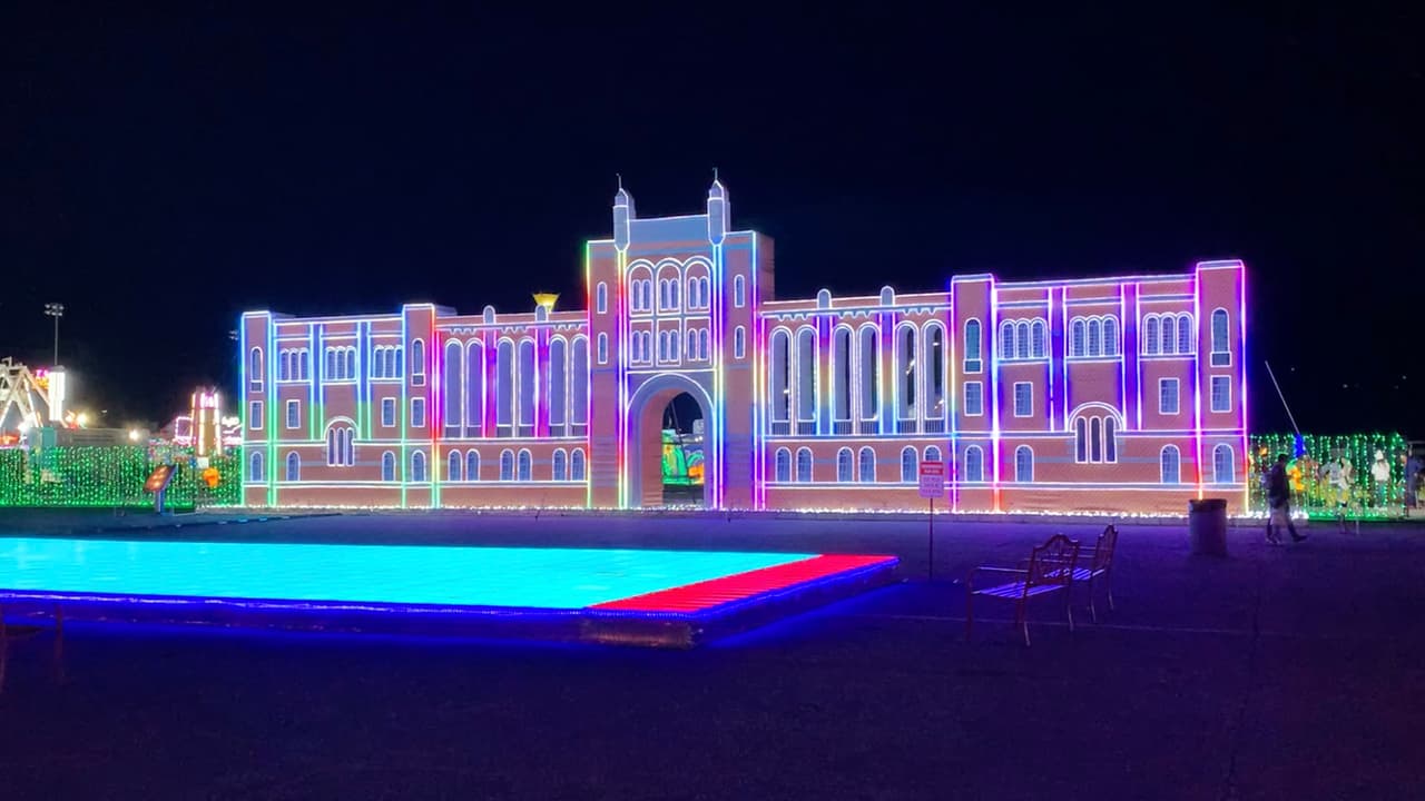 Magical Winter Lights rinde un homenaje a Houston con está réplica con luces navideñas de la Univeridad Rice.