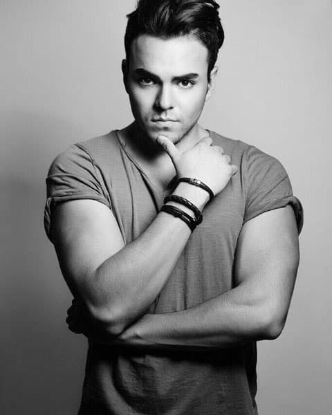 Vive en Estados Unidos donde ha participado en proyectos para la comunidad hispana.