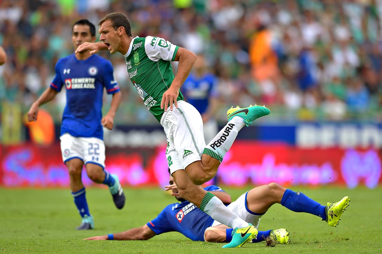 Action photo during the match Leon vs Cruz Azul corresponding Round 3 of the League MX of the Apertura 2017 Tournament at Campo Nou Stadum.. Foto de accion durante el partido Leon vs Cruz Azul, correspondiente a la Jornada 3 de la Liga MX del Torneo Apertura 2017, desde el Estadio Camp Nou en la foto: Martin Cauteruccio Cruz Azul y Diego Novaretti Leon 05/08/2017/MEXSPORT/Isaac Ortiz