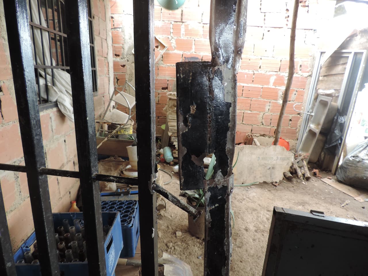 Según el relato de los vecinos, un comando del Cuerpo de Investigaciones Penales y Criminalísticas (CICPC) entró a las casas por la fuerza. La imagen muestra la reja violentada de un rancho de la Cota 905.