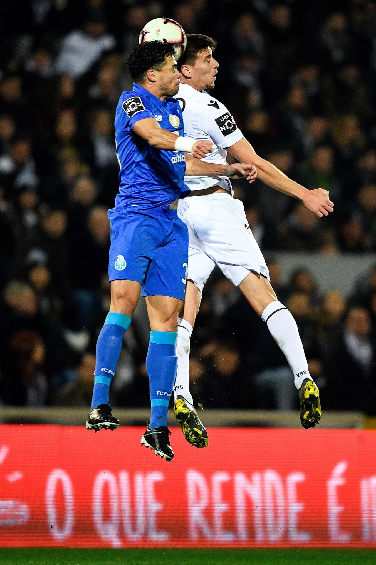 Pepe (izquierda) tuvo la más clara opción para el Porto pero su jugada de gol al minuto 90'+2 fue anulada por fuera de lugar tras revisión del VAR.