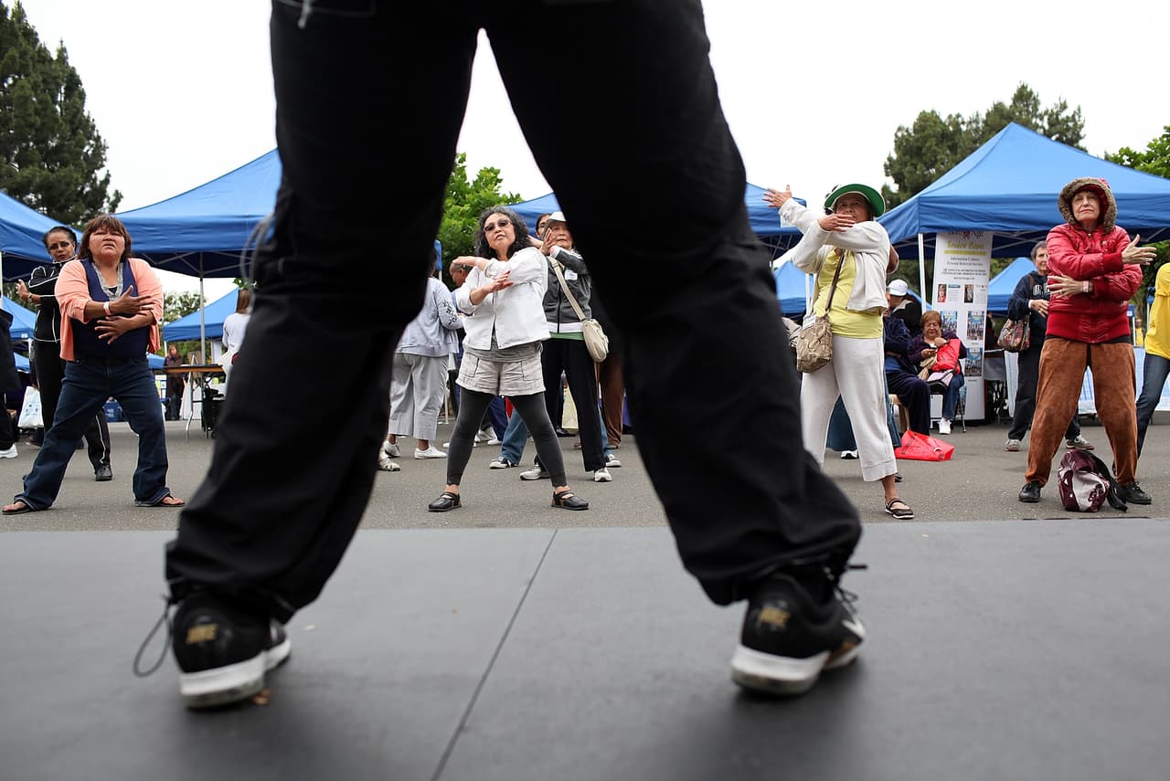 En los adultos mayores, 
<b>el ejercicio también ayuda a mejorar el equilibrio y disminuir los estados de <a href="http://www.univision.com/noticias/salud-mental/la-depresion-es-la-primera-causa-de-discapacidad-en-el-mundo-advierte-la-oms">depresión</a></b>, según el Instituto Nacional de Salud (NIH, por su sigla en inglés).