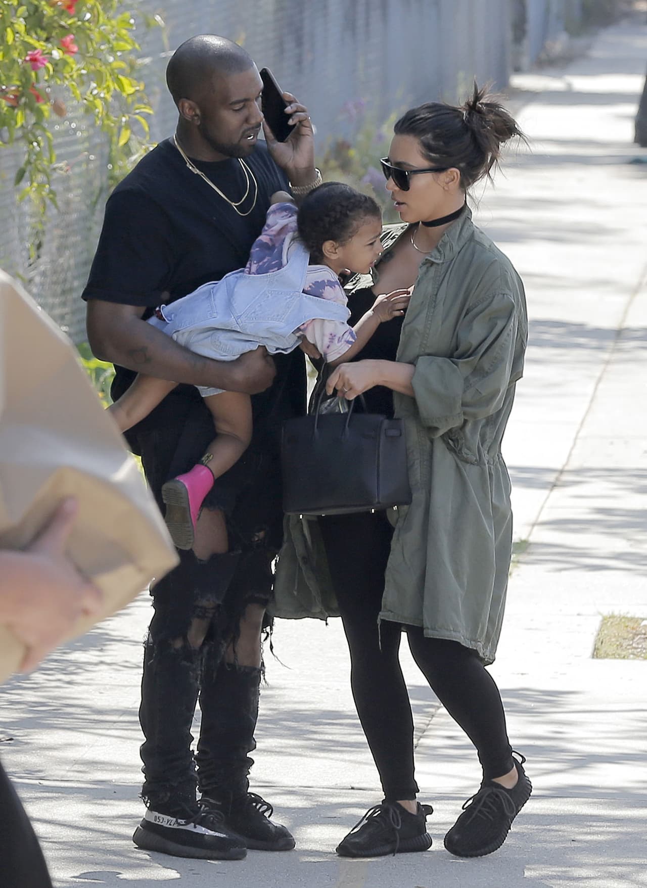 Él se veía un poco ocupado con su llamada, y Kim pidió quedarse con la nena.