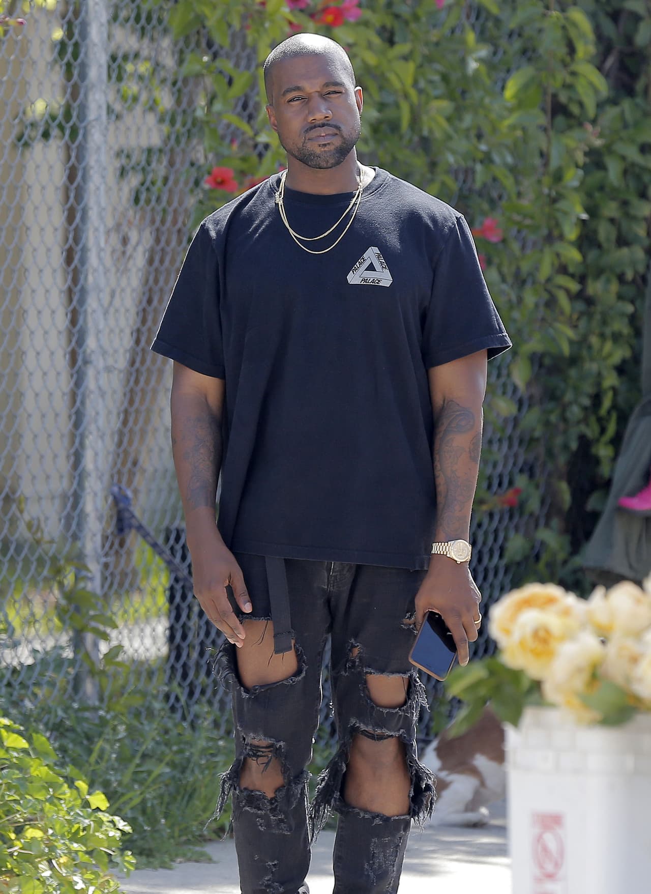 Y Kanye presumiendo esos pantalones rotos súper lindos...