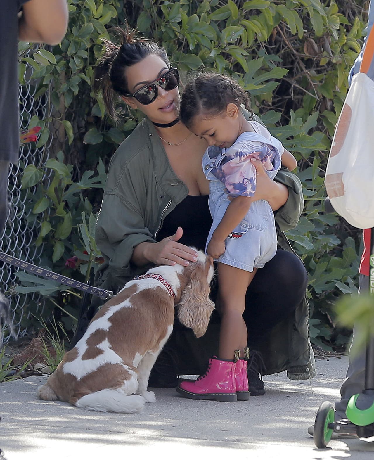La adorable mascota se acercó con North y Kim.
