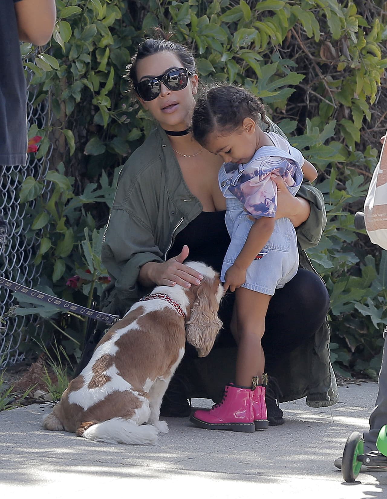 Pero Kim y Nori decidieron que acariciar al lindo perrito era más importante. ¡Qué lindas!