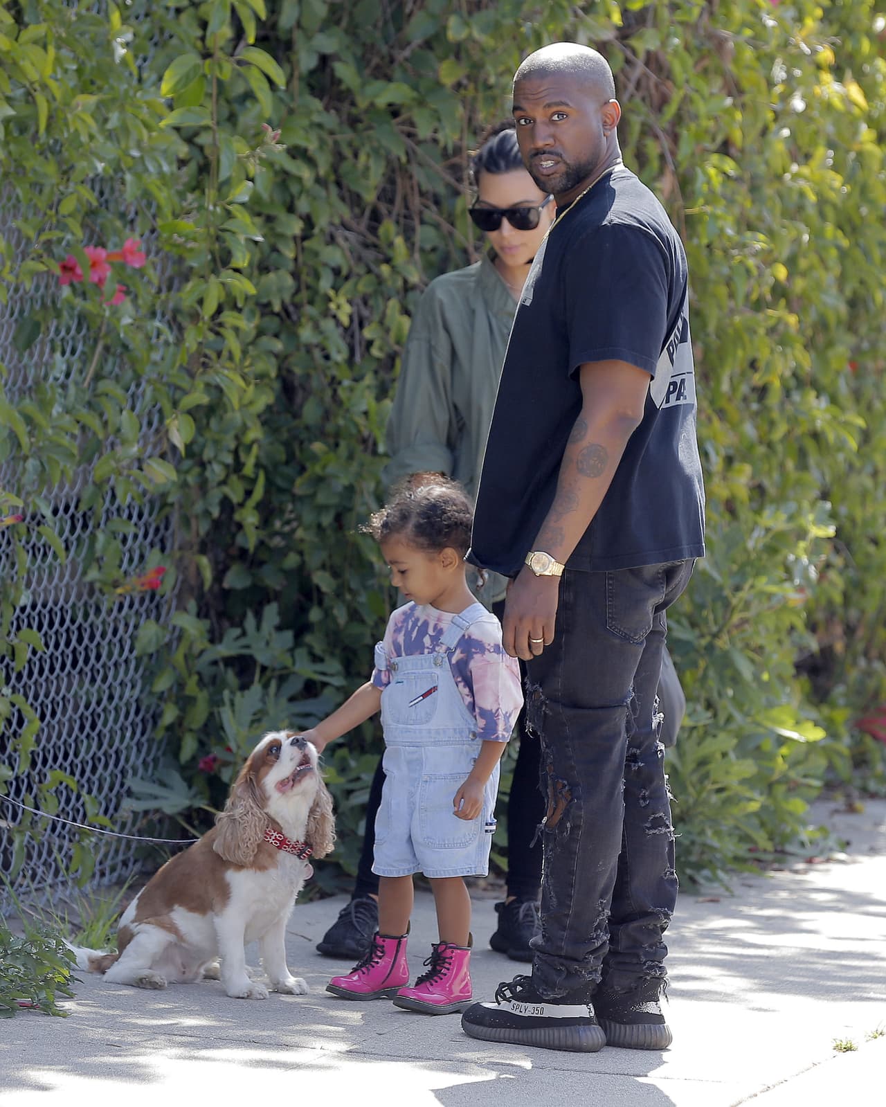 La chiquita estaba encantada con el perro.