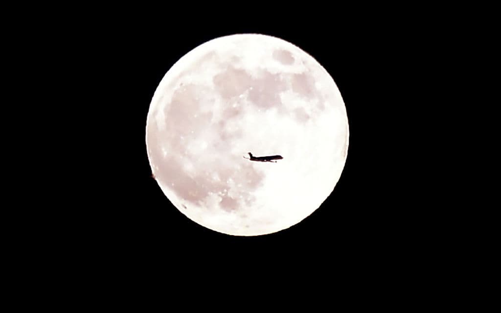 La Luna llena de junio es conocida como 'Luna de fresa'. Toma ese nombre de los nativos estadounidenses de la Costa Este, que identificaban con la luna llena de junio el momento perfecto para recoger sus sembrados de fresas.