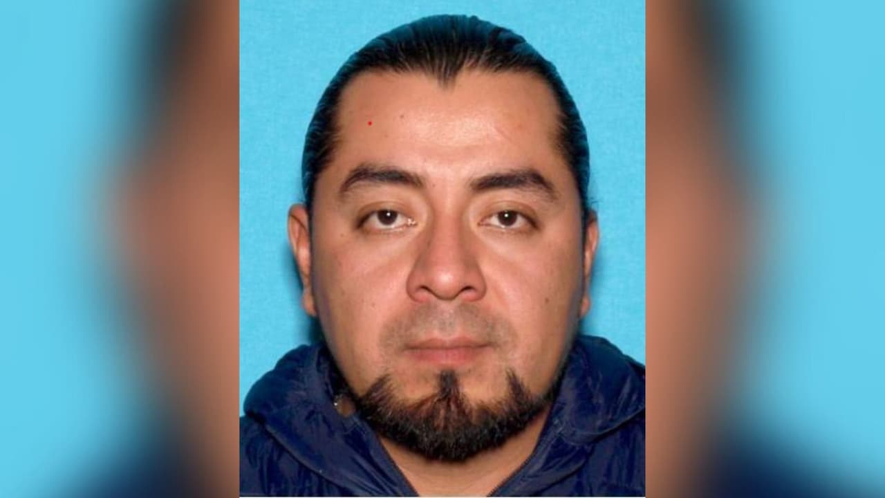 <h3 class="cms-H3-H3"><b>Renato Yedra Briseño</b></h3>
<br>Raza: hispana
<br>Género: masculino
<br>Altura: 5'7"
<br>Peso: 170
<br>Cabello: negro
<br>Ojos: café
<br>Edad: 37
<br>
<br>A Renato Yedra Briseño se le vincula con un asesinato cometido en Daly City, en enero de 2021. Inmediatamente después del asesinato huyó y posiblemente esté en México.