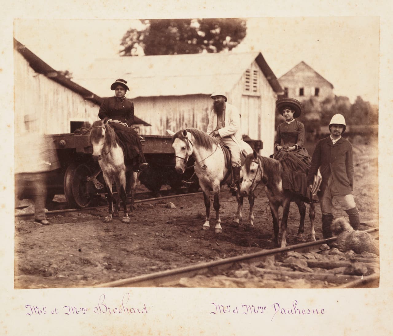 El Canal de Panamá se construyó en dos etapas. La primera, entre 1881 y 1888, con el trabajo llevado a cabo por una empresa francesa y en segundo lugar por los estadounidenses que finalmente completaron la obra en 1914. En esta fotografía de 1885, dos ingenieros franceses empleados en la construcción del Canal de Panamá, Sr. Brochard y el Sr. Dauhesne, con sus esposas.