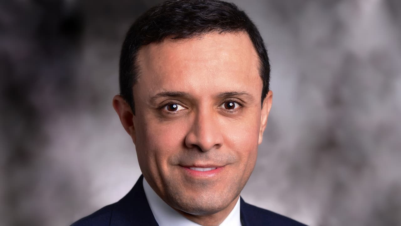 Cómo este inmigrante pasó de guardar tarjetas de crédito en sobres a dirigir operaciones mundiales en American Express