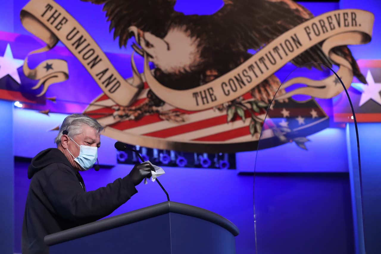 Welker ha sido objeto de críticas del presidente, quien la considera parcial a favor de los demócratas (aunque su escogencia fue un acuerdo de ambas campañas).