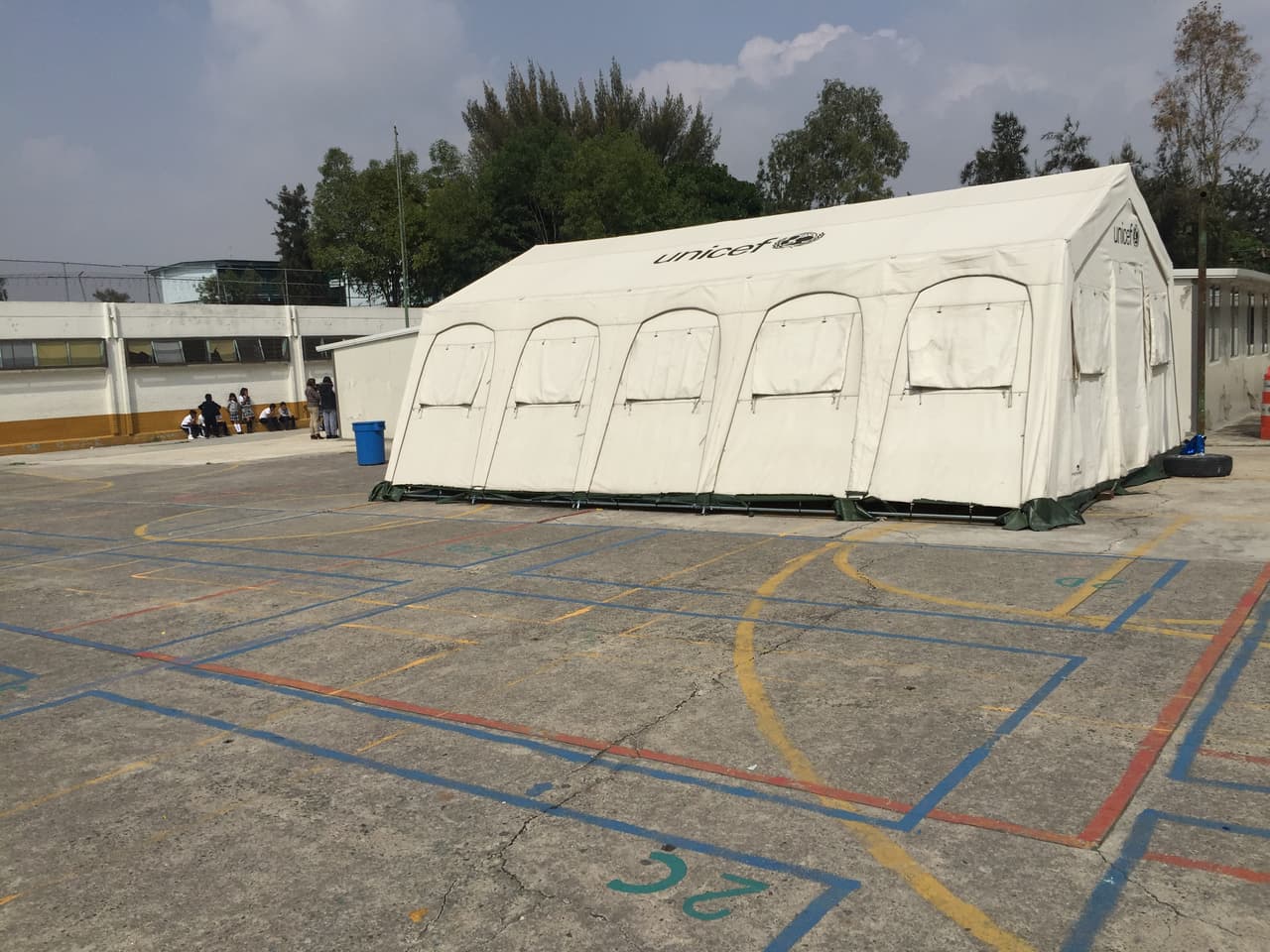 Esta es una de las carpas donde varios alumnos aún continúan tomando clases a la espera de que su escuela sea reparada.