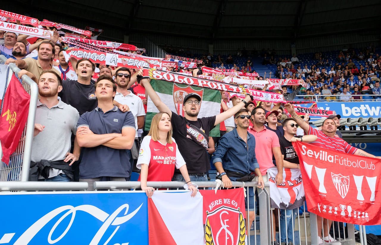 Los fanáticos apoyando a su equipo.