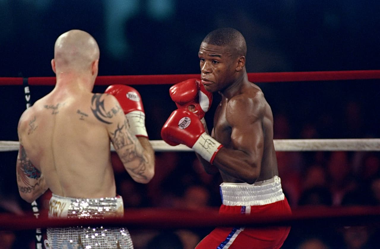 Tras ganar su primer título en 1998, su primer defensa estelar la realizó ante Ángel Manfredy a quien noqueó en dos rounds el 19 de diciembre de 1998.