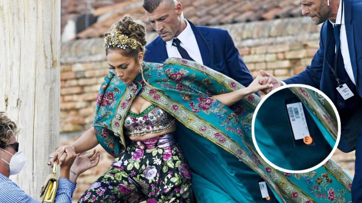 El detalle fue captado por los paparazzi, a quienes no se les escapó el descuido, pese a que 'La Diva del Bronx' iba acompañada por su estilista y maquillista.