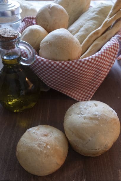 Preparación: Pre calienta el horno a 425 grados. Mezcla la mantequilla con la harina, la soda y la sal. Añade la leche poco a poco mientras mezclas. Lo importante en este punto es no exceder la cantidad de leche para que la masa no te quede mojada.
