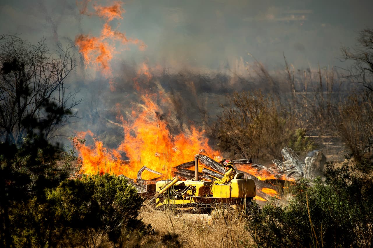 Bomberos luchan contra incendio María que ya consumió 9,412 acres